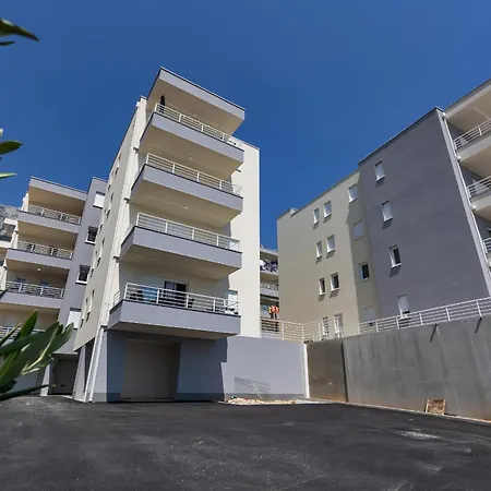 Luxurious And Bright With Sea And Mountain View *