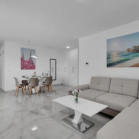 Luxurious And Bright With Sea And Mountain View Апартаменти