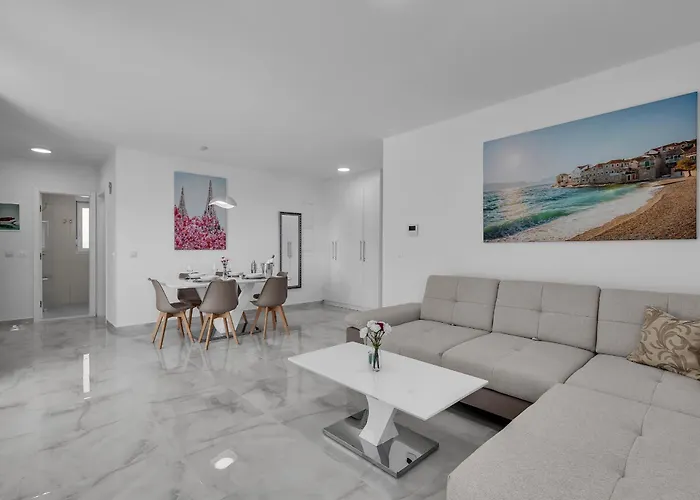 Luxurious And Bright With Sea And Mountain View Apartament